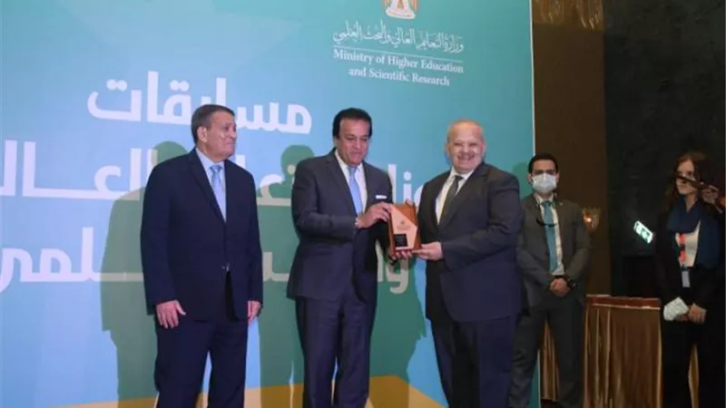 جامعة القاهرة تفوز بالمركز الأول في مسابقتي أفضل جامعة صديقة للبيئة وأفضل تصميم هوية بصرية للعاصمة