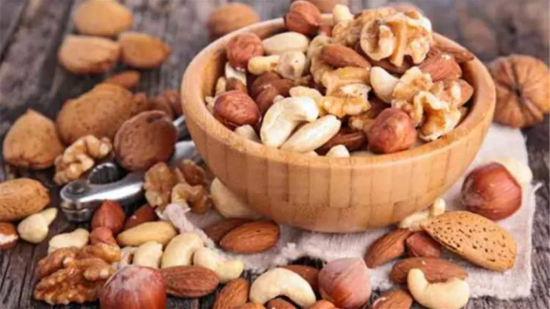 ماذا يحدث عند تناول المكسرات في الصباح؟