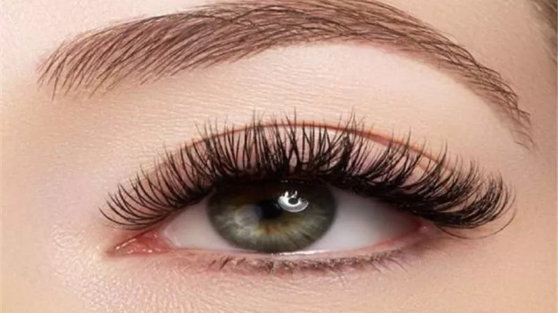 ما هى أفضل وصفة لتطويل وتكثيف الرموش؟.. تعرفي عليه