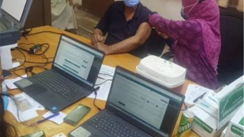 تلقي الجرعة الأولى من التطعيم ضد كورونا للعاملين بالقوى العاملة بسوهاج