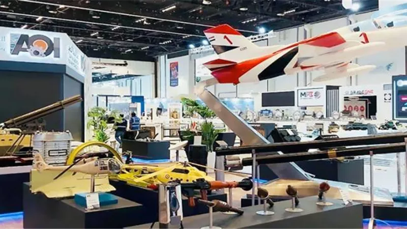 وزير الإنتاج الحربى يتفقد المعروضات المقرر عرضها فى EDEX 2021