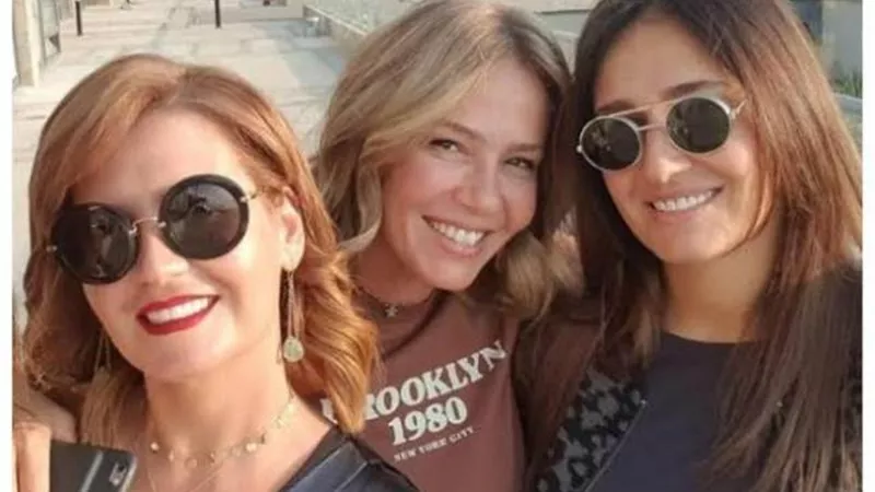 هنا شيحة تستعيد ذكرياتها مع شقيقاتها بصورة من الطفولة