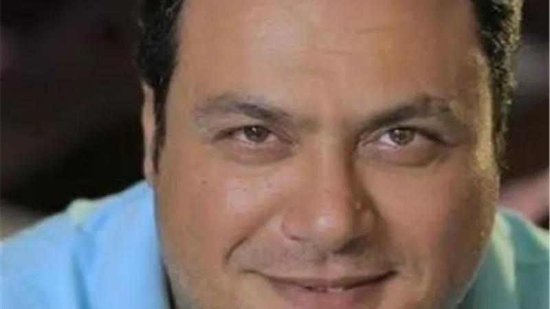 مراد مكرم يجرى عملية زراعة شعر