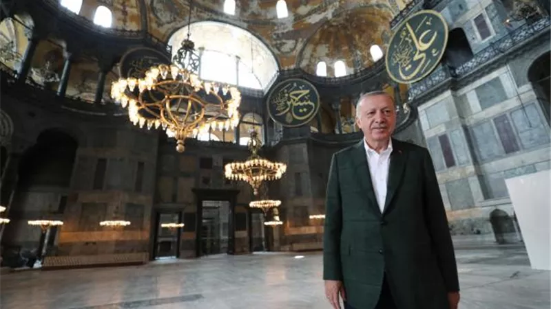بالصور.. تفاصيل زيارة أردوغان لـ«آيا صوفيا» قبل إقامة أول صلاة جمعة