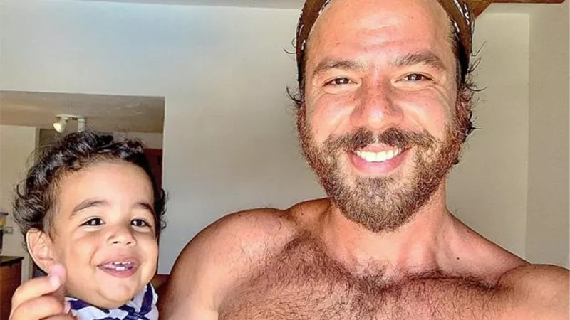 صورة.. عمر الشناوي يستمتع بإجازة الصيف مع ابنه