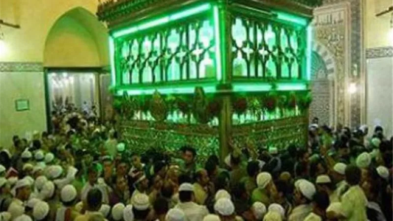 هل يجوز زيارة المقامات وقبور الصالحين للدعاء عندها؟