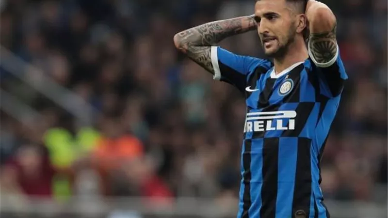 لاعب إنتر ميلان يخضع لعملية جراحية بالركبة