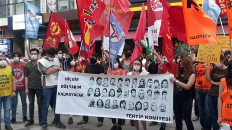 العار يلاحق أردوغان ..الأمن التركي يرتكب «كارثة» أثناء فض وقفة كردية لإحياء ذكرى تفجير سوروج