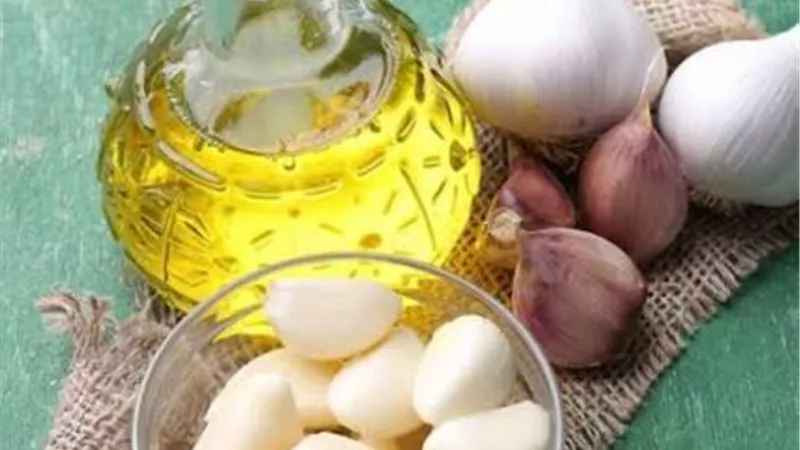 لزيت الثوم فوائد وأضرار... تعرفي عليها