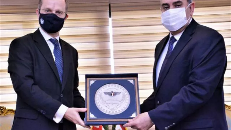 وزير الطيران يبحث مع السفير البريطانى أوجه التعاون المشترك