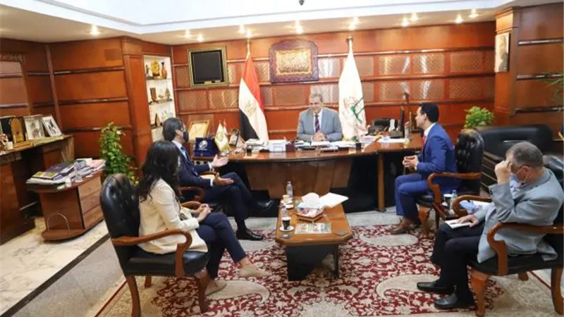 بالصور.. لماذا التقى وزير القوى العاملة مسئول بشركة إيطالية للنفط؟