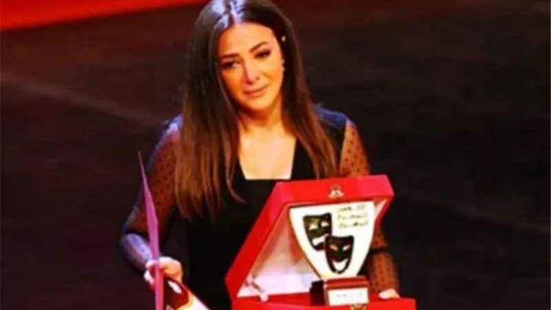 هنا الزاهد تدعم دنيا سمير غانم بعد بكائها أثناء تكريم والديها