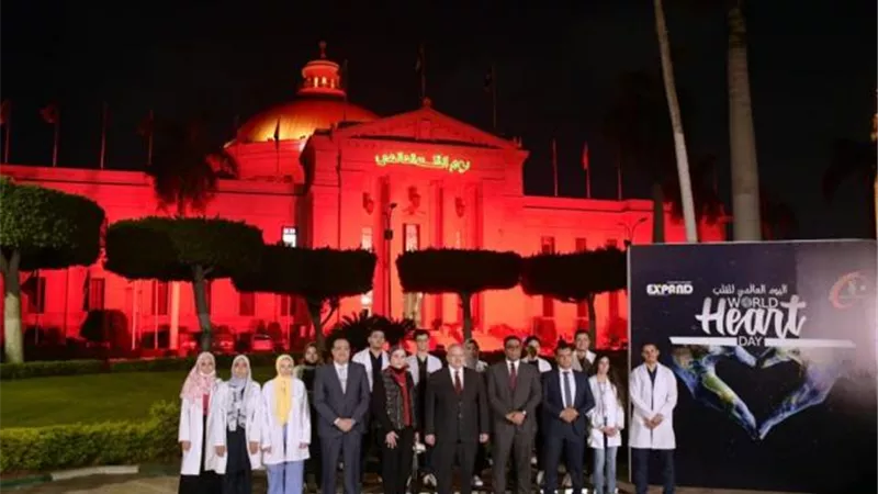 بالفيديو والصور .. شاهد قبة جامعة القاهرة تضيئ باللون الأحمر احتفالًا باليوم العالمي للقلب