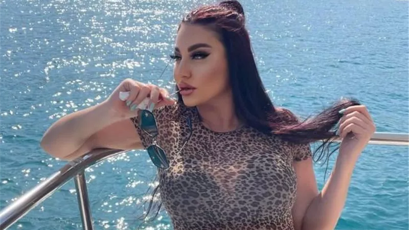 بالصور.. صوفينار تستعرض رشاقتها بإطلالة جريئة