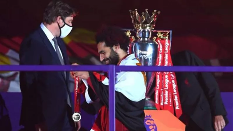 عاشق ”علم بلاده ” ..كيف حطم محمد صلاح ”الأساطير الخالدة ” في ليفربول ؟