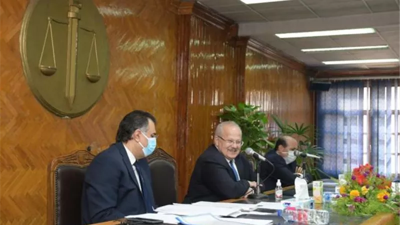بحضور مفيد شهاب .. رئيس جامعة القاهرة يترأس اجتماع مجلس كلية الحقوق
