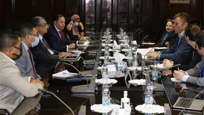 كواليس لقاء وزير الكهرباء مع بطل العمل المناخي البريطاني لتعزيز التعاون المشترك