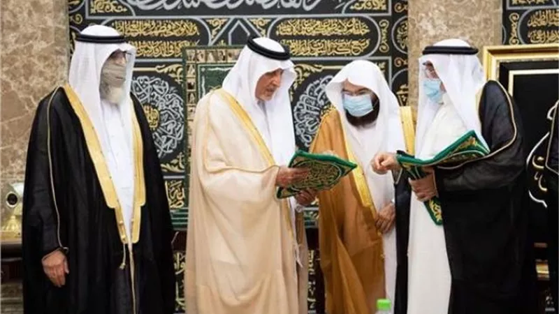 بالصور.. الأمير خالد الفيصل يُسلم كسوة الكعبة نيابة عن الملك سلمان