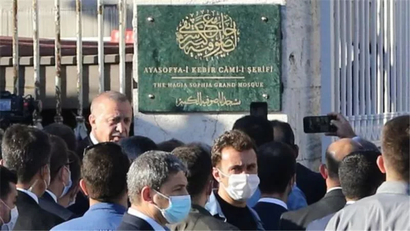 بالصور.. أردوغان يضع اللمسات الأخيرة قبل أول جمعة فى «آيا صوفيا»