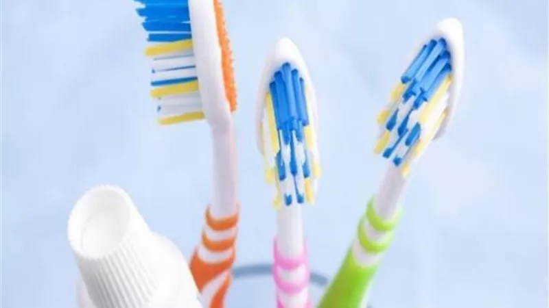 عادات خاطئة في استعمال فرشاة الأسنان .. تعرف عليها