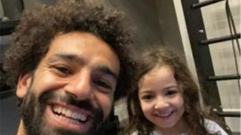بالفيديو…مكة تساعد محمد صلاح في التدريبات المنزلية