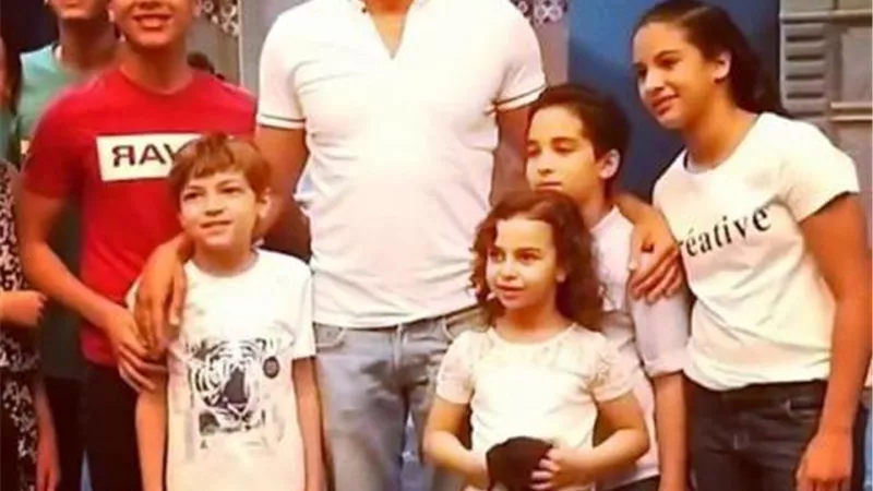 شاهد.. أحمد عز برفقة أبناء الشهداء في كواليس مسرحية ”علاء الدين”
