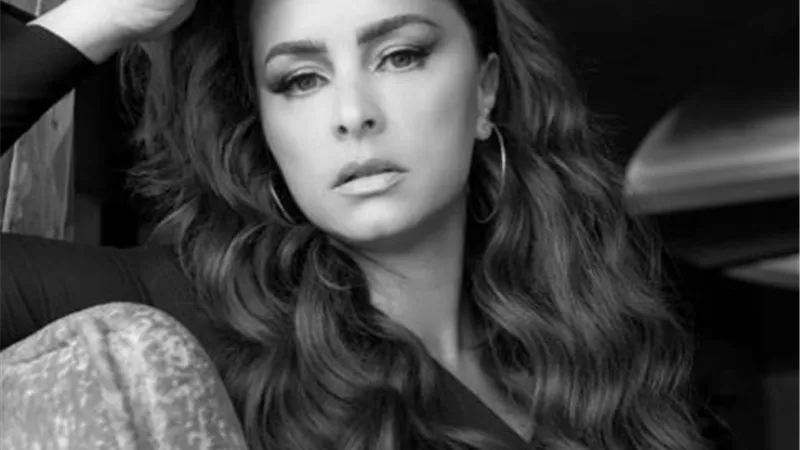 نور تتألق بإطلالة مختلفة بالأبيض والأسود