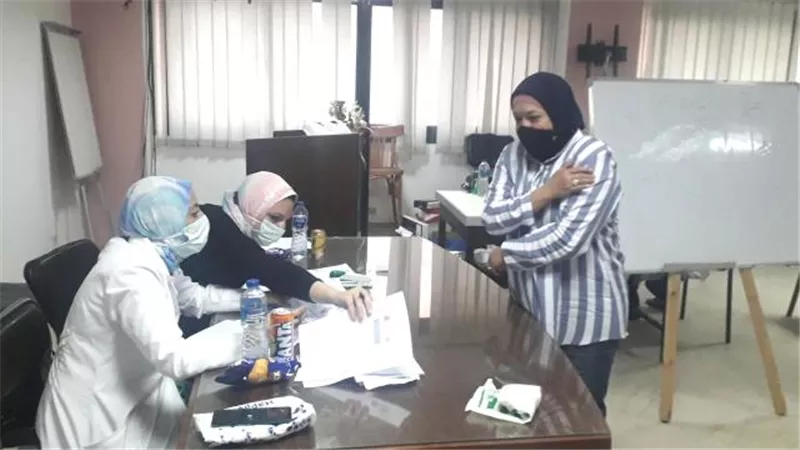 شاهد.. بدء تلقي العاملين بالقوى العاملة الجرعة الثانية من لقاح «كورونا»