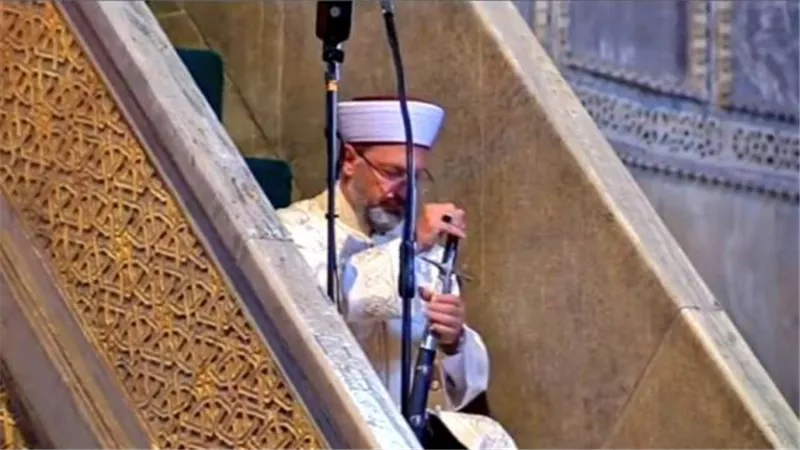 قصة السيف الذى حمله خطيب أردوغان على منبر «آيا صوفيا» في أول صلاة