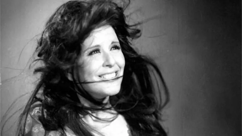 بالأسماء ..فنانات على بلاط المخابرات ..!!!