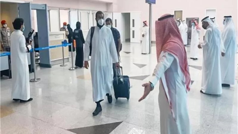بالصور.. وصول الدفعة الأولى من الحجاج مطار الملك عبدالعزيز