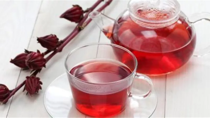 ماذا يحدث للجسم عند تناول كوب من شاي ثمر الورد والكركديه