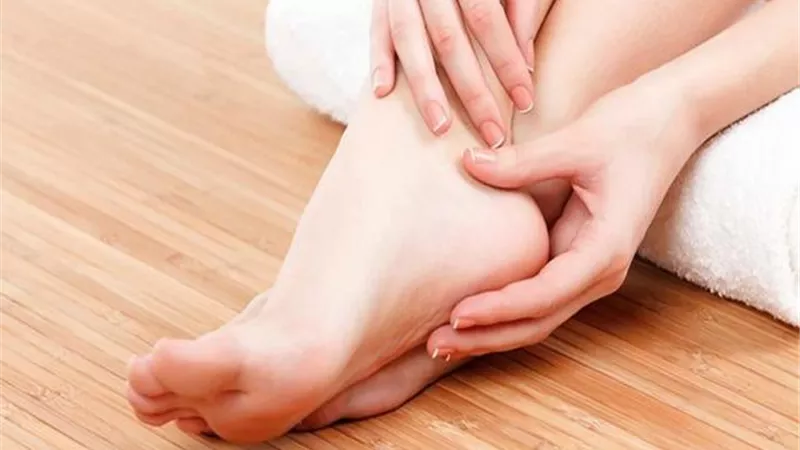 4 أسباب رئيسية لـ تشقق الكعبين.. تعرفي عليهم