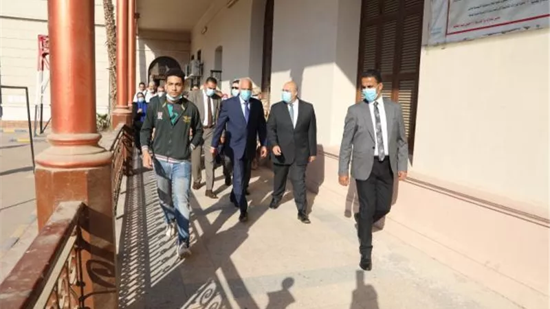 شاهد.. كيف تابع محافظ الجيزة أول أيام العام الدراسي الجديد بالمدارس؟