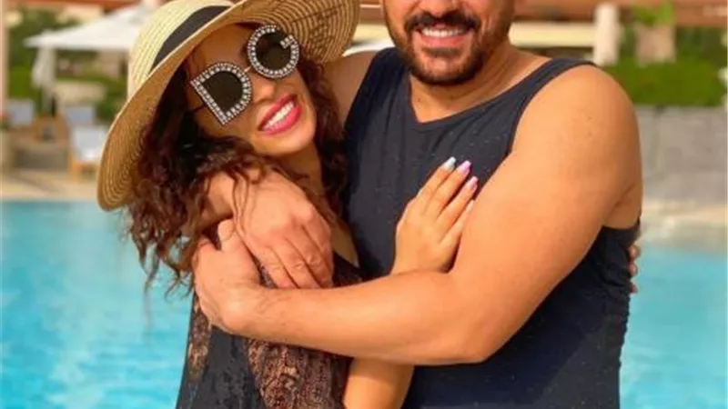 محمد دياب ينشر صورة بصحبة زوجته ويعلق: قلبي