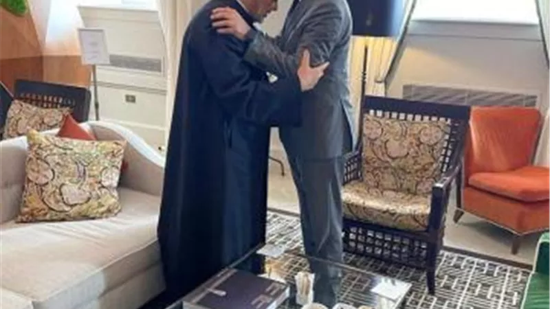 بالصور.. أمين عام اللجنة الدولية للأخوة الإنسانية يهدي شيخ الأزهر كتاب «الإمام والبابا»