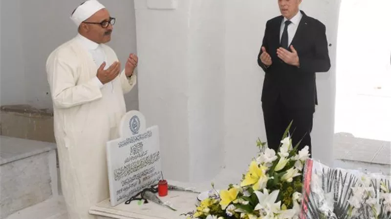 بالصور.. الرئيس التونسى يزور قبر «السبسى»
