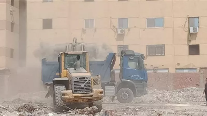 بالفيديو والصور.. الجيزة تضبط مخالفات بالجملة بهضبة الأهرام