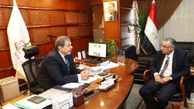 الحكومة تبحث تحسين أوضاع عمل المصريين بالخارج