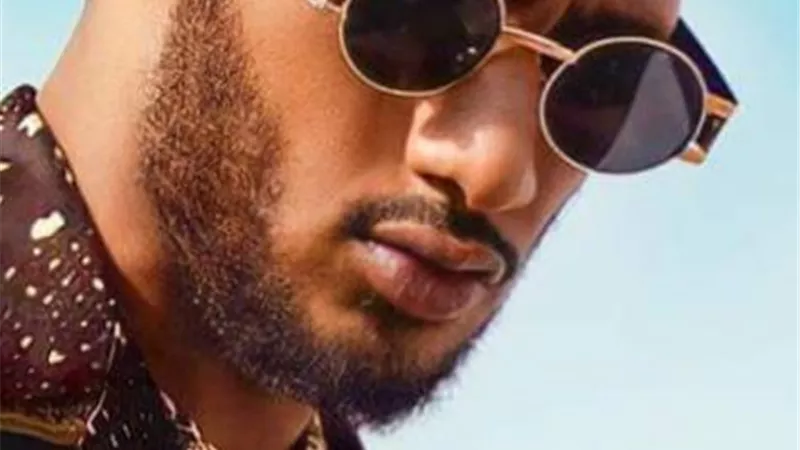 محمد رمضان يرد علي منتقديه بوصلة رقص أخرى ويعلق: المضيفة الألمانية برضه رزق