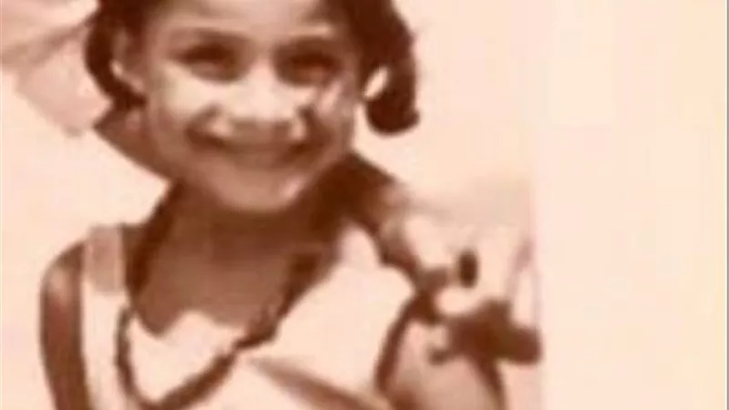 خمنوا من صاحبة هذه الصورة.. إعلامية مشهورة ؟