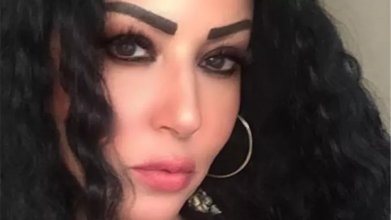 شاهد.. سمية الخشاب تستمتع بالصيف في حمام السباحة