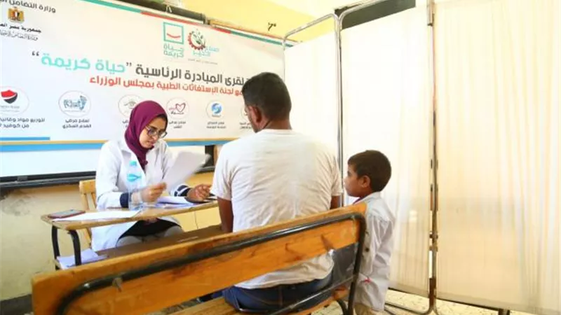 صور.. الكشف الطبي علي 1704 مواطنا بالواحات البحرية وصرف أدوية بالمجان