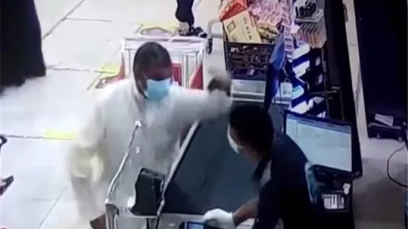 نبيلة مكرم تناشد المصريين : أوقفوا عرض فيديو الاعتداء علي الشاب المصرى في الكويت
