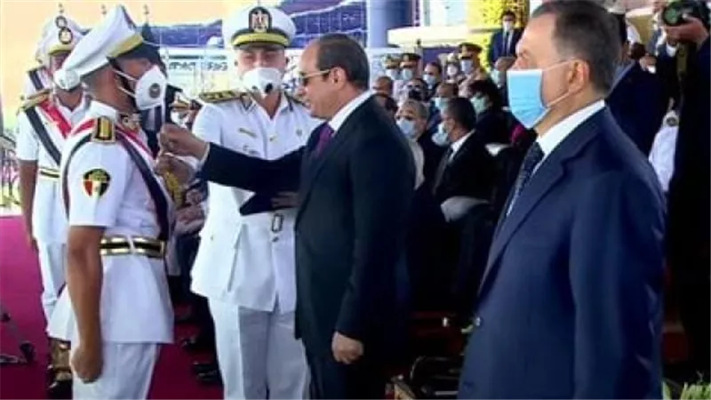 عاجل .. الرئيس السيسى يكرم أوائل كلية الشرطة دفعة 2021