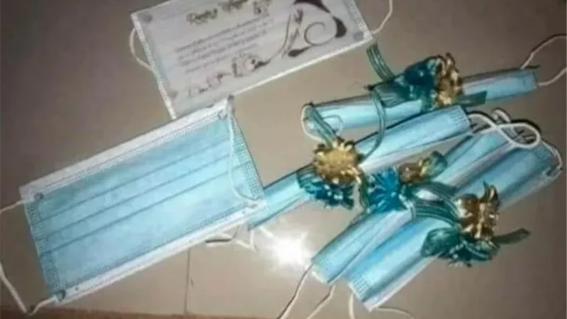 أخر تقاليع كورونا.. دعوات حفل زفاف على كمامة