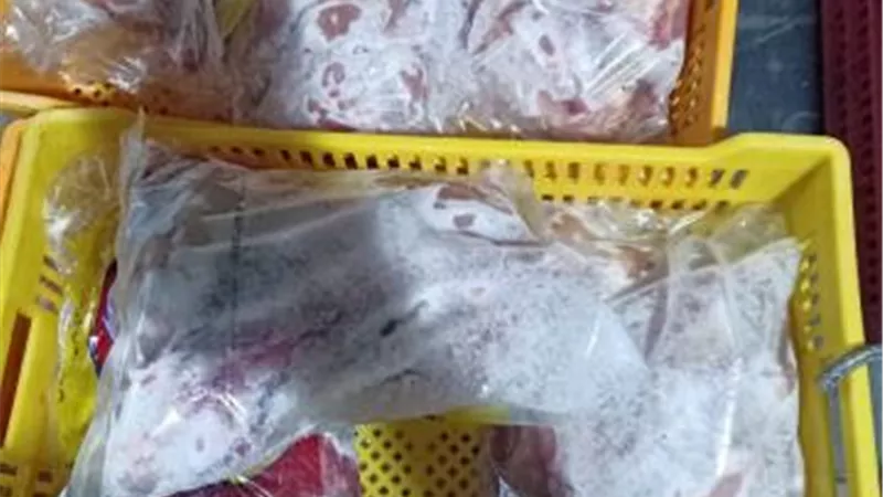 شاهد  .. الجيزة تضبط 12 طن دواجن ولحوم فاسدة في هذه المناطق