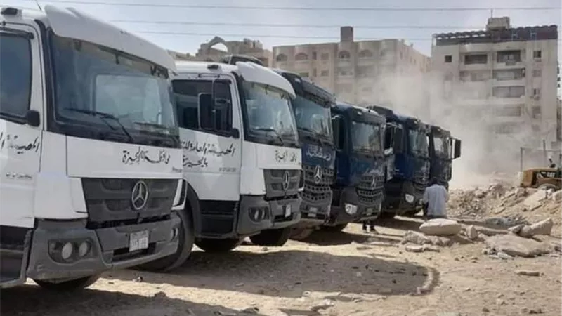 صور.. «الجيزة» ترفع 600 طن تراكمات ورتش ومخلفات من أراضي فضاء بحدائق الاهرام