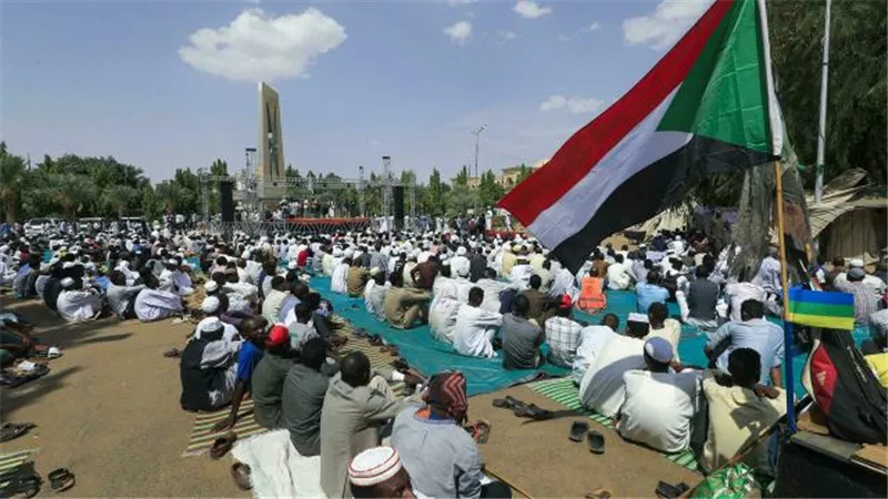 معتصمون يغلقون جسرا حيويا وغالبية الطرق بالخرطوم
