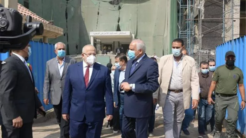 بالفيديو والصور .. جولة تفقدية لرئيس جامعة القاهرة ومحافظ الجيزة بمستشفى ثابت ثابت